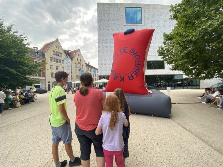 Die Arbeit „Rette sich wer kann“ bleibt bis 21. August in Bregenz. VN/Paulitsch