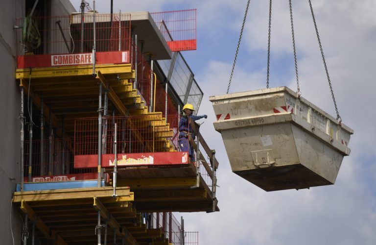 <p class="caption">Noch werden Bauprojekte abgewickelt, doch die Unternehmen bremsen ihren Aktivitäten deutlich ein. <span class="copyright">APA/Schneider</span></p>