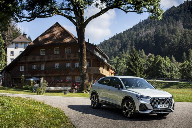 Die Flachdachvariante des Audi Q3 ist nicht weniger vielseitig. Neueste Antriebsvariante ist auch für den Sportback eine RS-Version mit 400 PS Leistung.