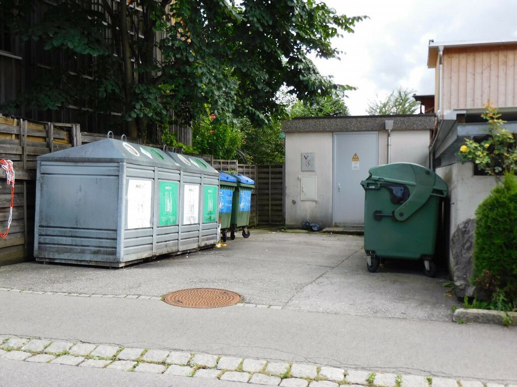 Klauser Papier wird vor der Tür abgeholt