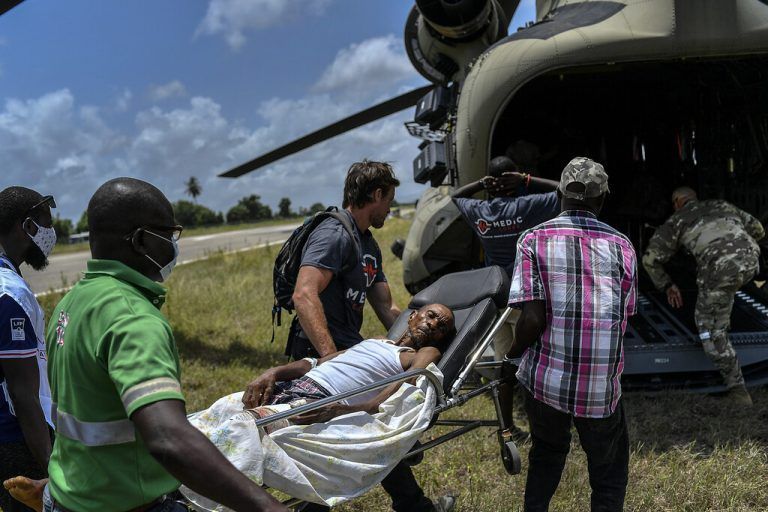 Die Retter bringen die Verletzten in ein Krankenhaus in Les Cayes. ap