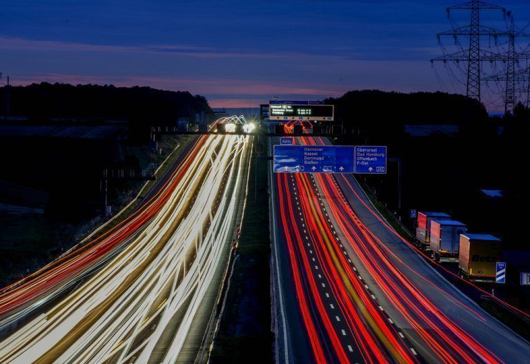 Diese Aufnahme verdeutlicht das Verkehrsaufkommen auf einer Autobahn bei Frankfurt am Main in Deutschland. AP