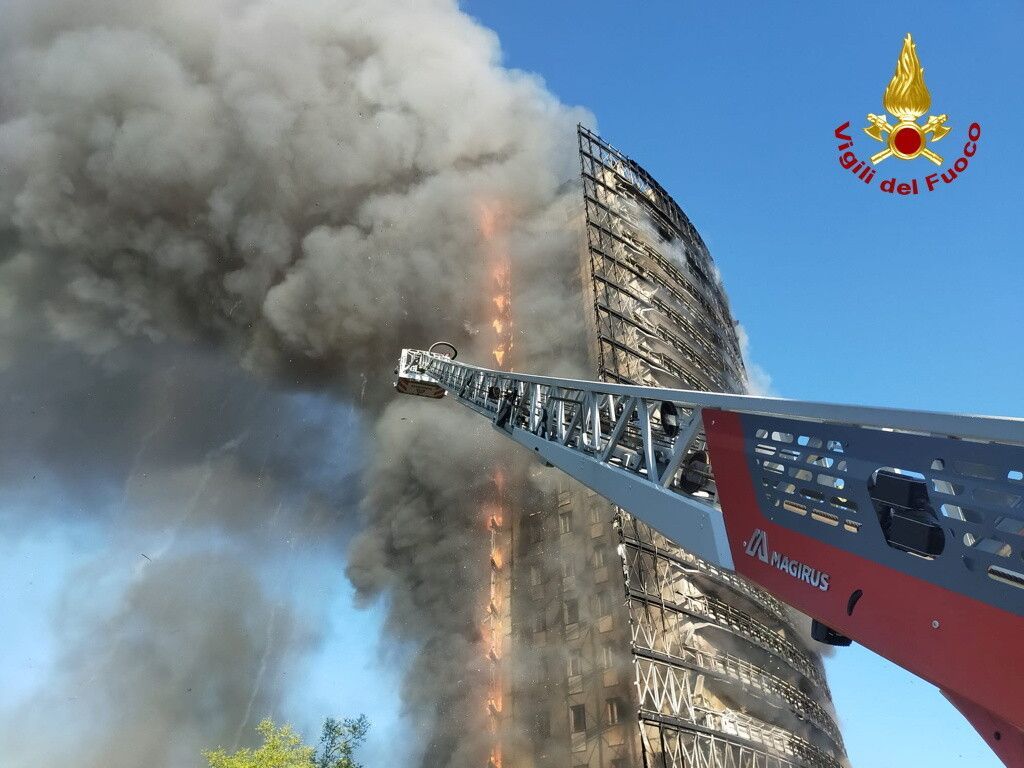 Hochhaus in Mailand komplett ausgebrannt
