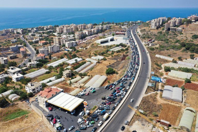Fahrzeuge stauen sich vor einer Tankstelle in Damour, Libanon. Das Land kämpft mitunter mit Benzin-Engpässen. Reuters