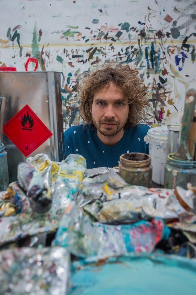 Lorenz Helfer verbindet bildende Kunst und Theater. »D8