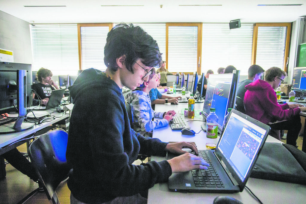 Jugendliche lernen im Code Base Camp programmieren. »A6