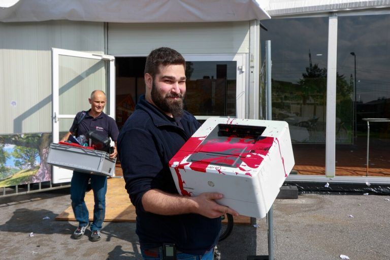 Farbanschlag durch Impfgegner im Impf- und Testzentrum in Hohenems. »A8