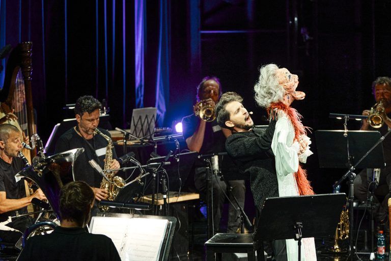 Die Musicbanda Franui gemeinsam mit dem Puppenspieler Nikolaus Habjan. <span class="copyright"> Anja Köhler</span>