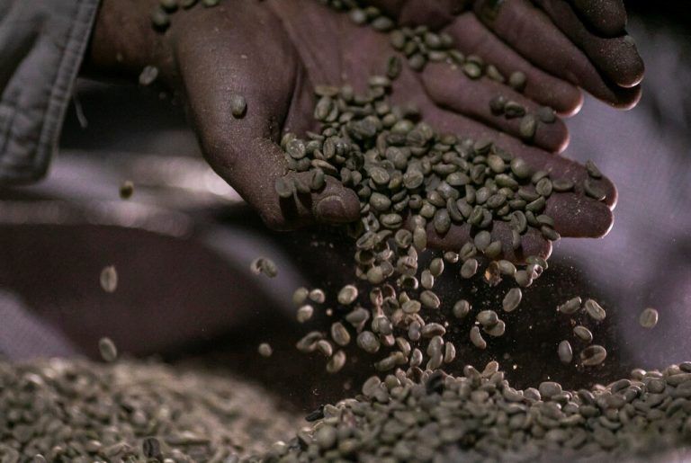 Konsumenten müssen für Kaffee bald tiefer in die Tasche greifen.Reuters