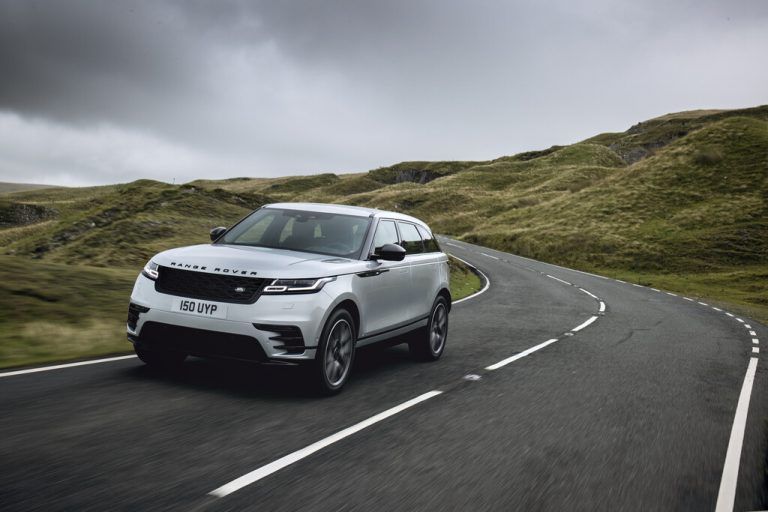 Land Rover platzierte den Range Rover Velar zwischen Rangie Sport und Evoque. Die 3,0-l-Reihen-Sechszylinder haben 300 (Diesel) respektive 400 (Benziner) PS.