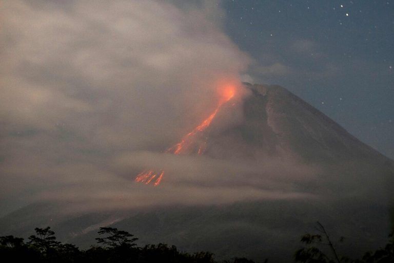 Lava strömt den Hang des Mount Merapi herab. Der 2900 Meter hohe Berg gilt als einer der gefährlichsten Vulkane der Welt. AFP