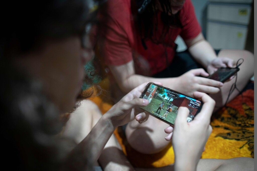 Hälfte der Bevölkerung spielt an Smartphone und Computer