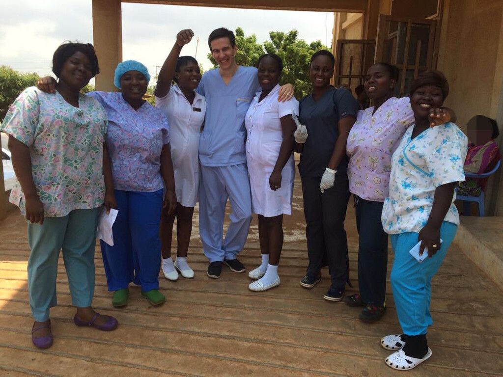Elija Jenny arbeitet ehrenamtlich im Ghanaer Krankenhaus
