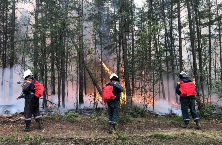 Nach wie vor kämpfen in Russland mehr als 9000 Helfer gegen die Flammen. AFP