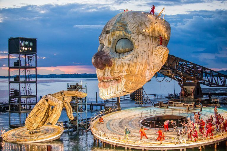 So schwer und doch wirkt er schwerelos: Der „Rigoletto“-Kopf bringt alleine rund 35 Tonnen, mit der Unterkonstruktion rund 140 Tonnen auf die Bühne.???