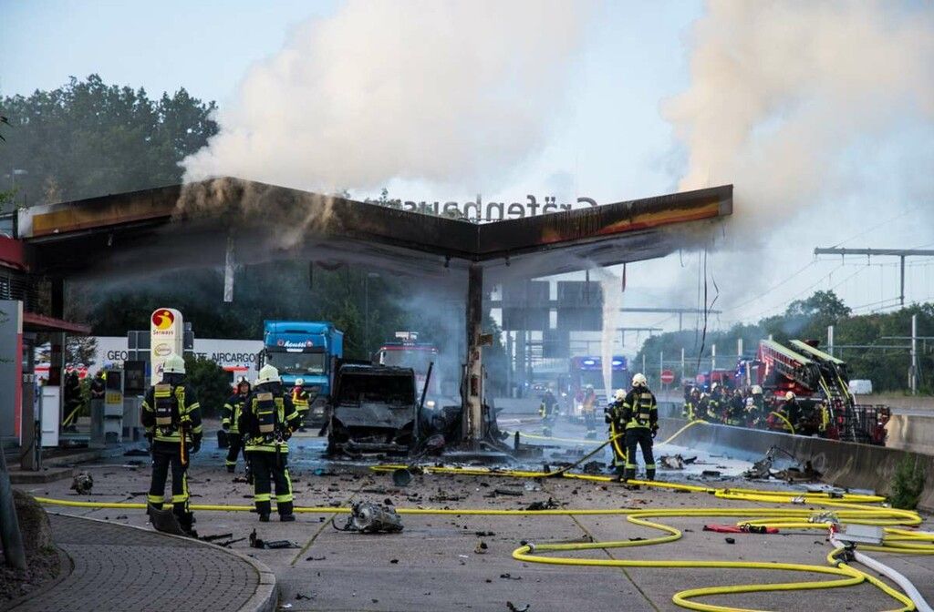 Beinahe-Katastrophe: Auto rast in Tankstelle