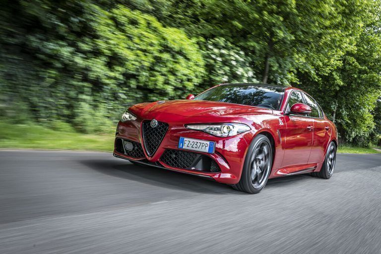 Unverwechselbar ist das Gesicht der Giulia. Alfa Romeos elegante Sportlimou-sine ist in einer Leistungsbandbreite zwischen 160 und 510 PS orderbar.