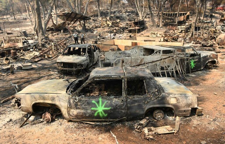 Verheerende Waldbrände: Polizisten inspizieren die Verwüstung, die das „Cache Fire“ in Clearlake in Kalifornien angerichtet hat. AFP