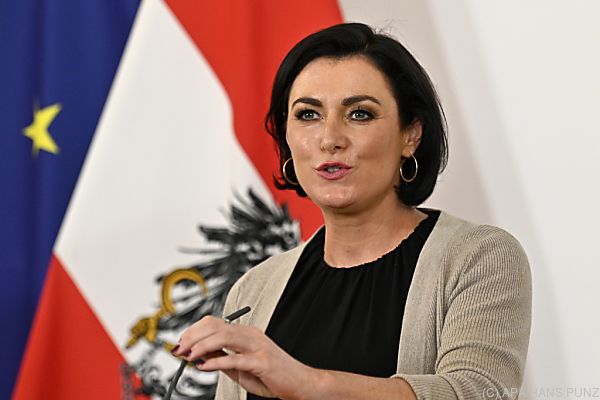 Köstinger wirft Lebensmittelhandel &#8220;Erpressung&#8221; vor