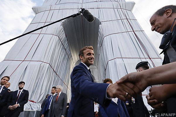 Nach Christo-Plänen verhüllter Triumphbogen eingeweiht
