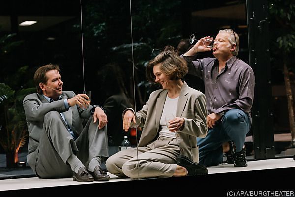 Selbstbespiegelung im Glashaus: &#8220;Komplizen&#8221; im Burgtheater
