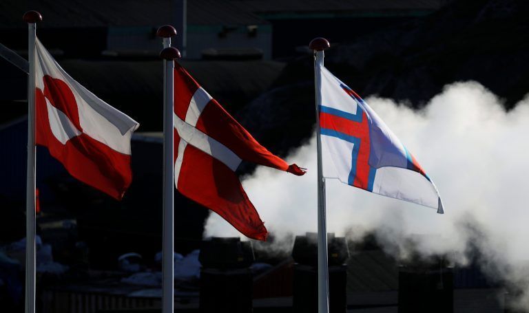 Das Königreich Dänemark umfasst auch Grönland (links) und die Färöer Inseln (rechts) <span class="copyright">Reuters</span>