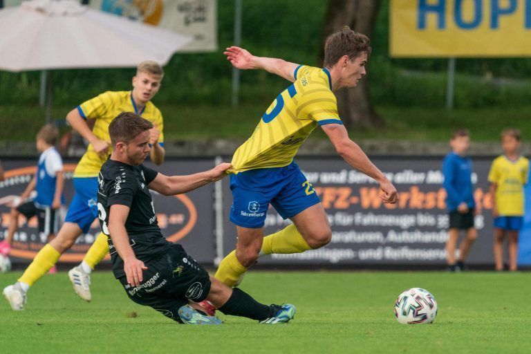 Nicht stoppen lassen wollen sich die Emser Spieler am Sonntag im Spiel gegen Rotenberg. <span class="copyright">VN-Stiplovsek</span>