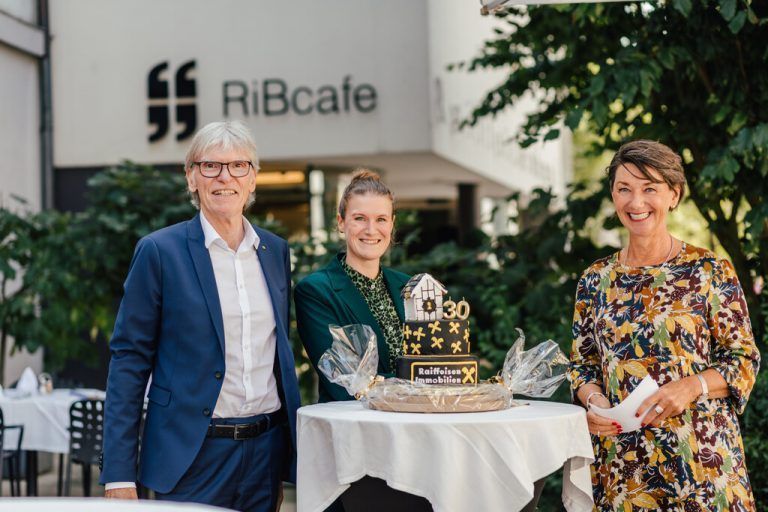 30 Jahre Raiffeisen Immobilien. (v. l.) Wilfried Hopfner (Vorstandsvorsitzender Raiffeisenlandesbank) Michaela Kaufmann (Raiffeisen Immobilien Vorarlberg), Martina Rietzler (Geschäftsführerin Raiffeisen Immobilien Vorarlberg) feiern drei Jahrzehnte erfolgreicher Geschäftstätigkeit. FA