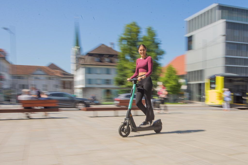 Urbane Elektromobilität: So funktionieren die E-Scooter von Tier in Dornbirn. »A8