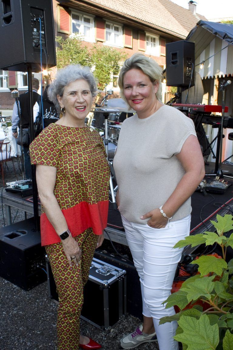 Maria Ellensohn-Schmid mit Gastgeberin Rafaela Berger.