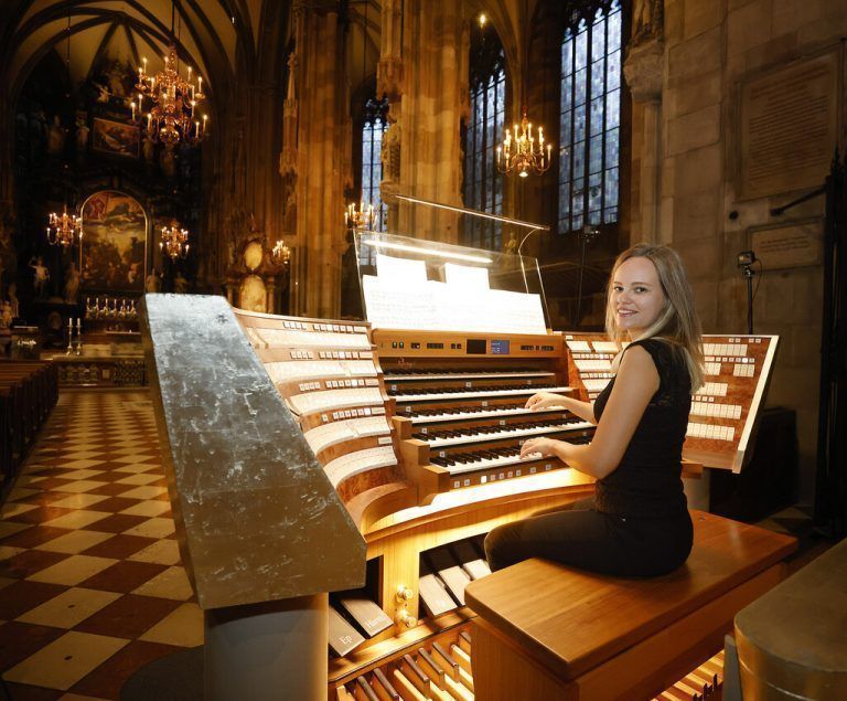 An der Rieger-Orgel im Stephansdom begeisterte Sarah Ellensohn mit Bach bis Brubeck. Domkapellmeister Markus Landerer erläuterte das Instrument. Tatic
