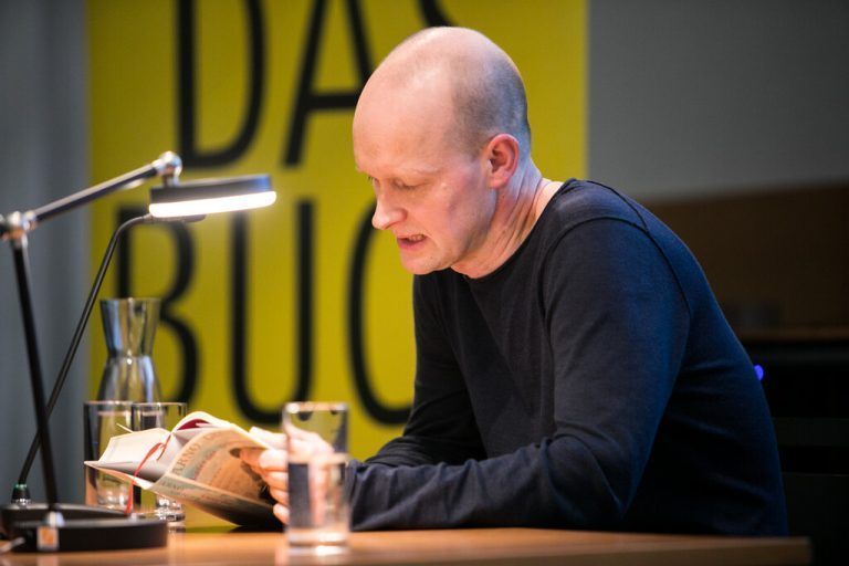 Arno Geiger bei der Lesung aus „Unter der Drachenwand“ bei Russmedia. sams