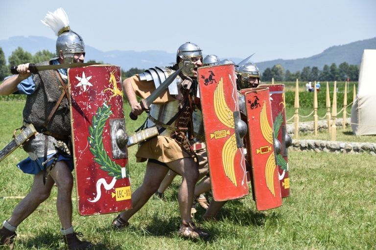 Auch die strammen Römer freuen sich auf viele Gäste bei der Römervilla in Brederis.GEMEINDE RANKWEIL