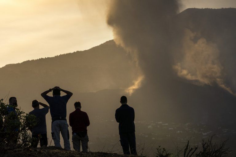Auch gestern stieß der Vulkan Asche und Lava aus. ap