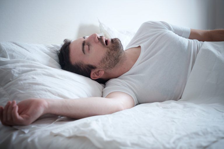 Auch heftiges Schnarchen kann ein Indiz für Schlaf-Apnoe sein. Shutterstock