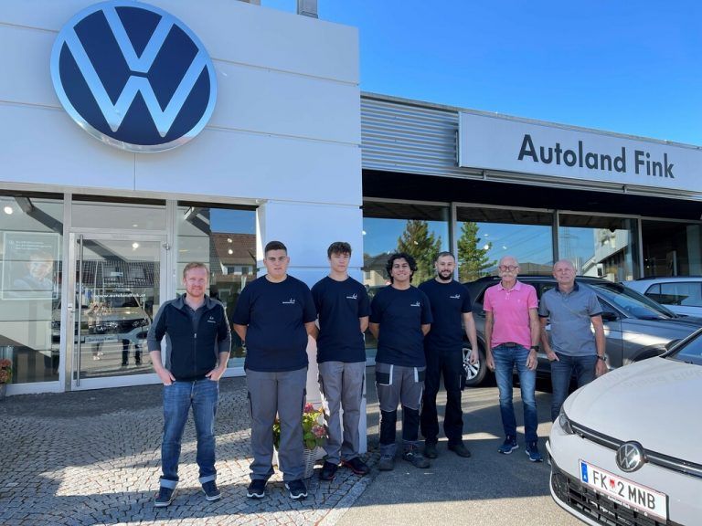 AUTOLAND FINK Am 1. September empfing die Geschäftsleitung Fink vier neue Kfz-Techniker-Lehrlinge in Koblach.