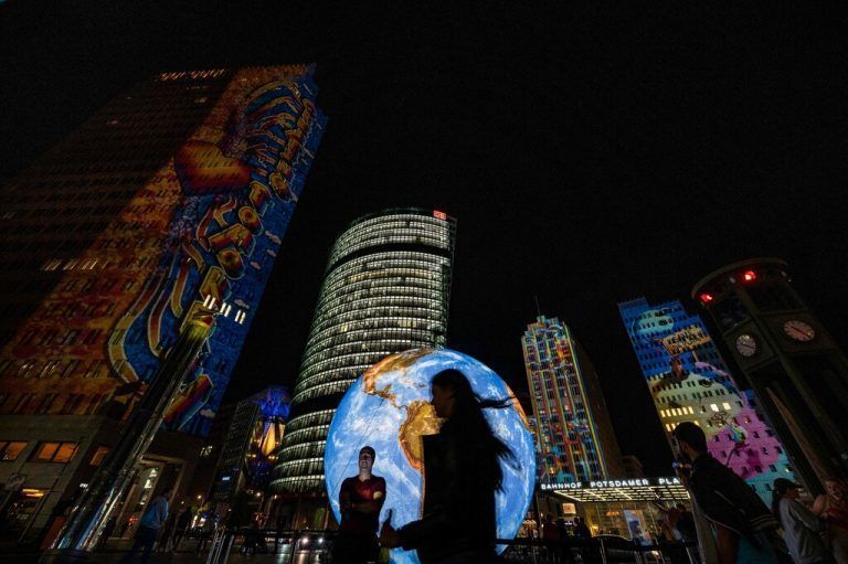 Beim Festival of Lights, das heuer zum 17. Mal in Berlin stattfindet, werden Wahrzeichen, Gebäude und Plätze mit buntem Licht inszeniert. AFP