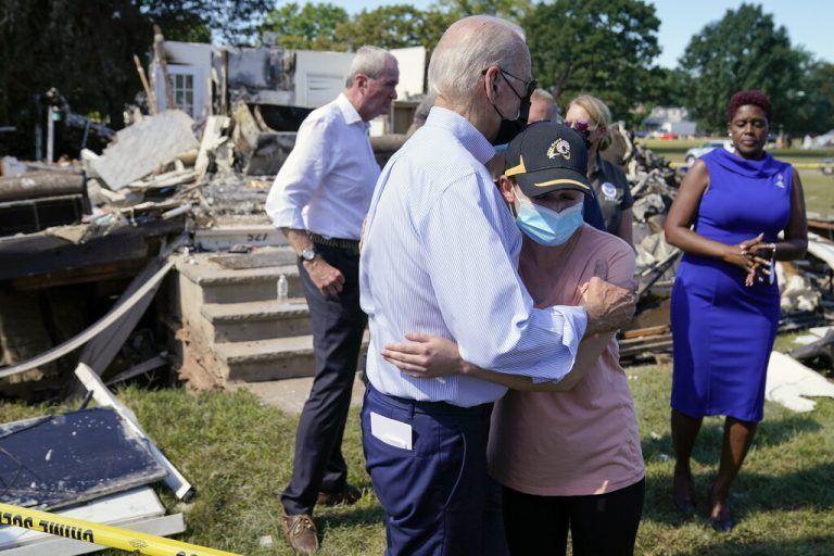 Bereits zuvor hatte sich Joe Biden bei einem Besuch in Manville im Bundesstaat New Jersey ein Bild der Lage gemacht. AP