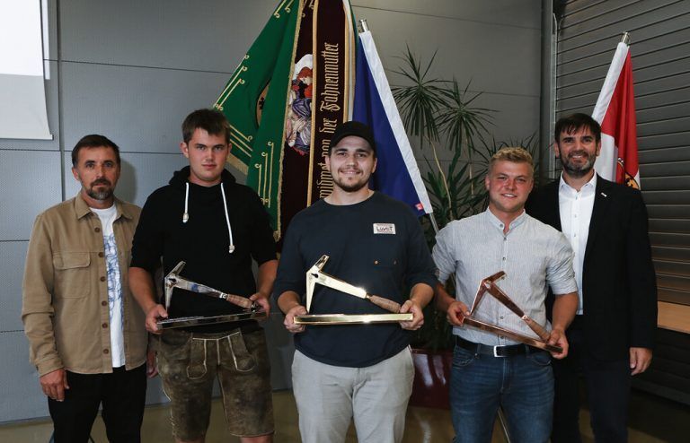 Bester Nachwuchsdachdecker Österreichs. Michael Jäger (Lehrbetrieb Jäger GmbH Lauterach, Bildmitte) hat den Bundeslehrlingswettbewerb in Hallein vor dem Salzburger Sebastian Knapp und dem Oberösterreicher Mathias Gösweiner gewonnen. Innungsmeister Moosbrugger freut sich. WKS