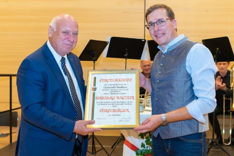 Bgm. Florian Küng (r.) übergibt die Ehrenurkunde an Burkhard Wachter.<span class="copyright">STO</span>