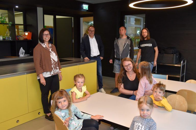 Bgm. Katharina Wöß-Krall , Vize-Bgm. Andreas Prenn, Bernhard Springer und Andreas Graber (Gebäudeverwaltung) sowie Leiterin Sarah Müller (Kindergarten Merowinger).<span class="copyright">Marktgemeinde</span>