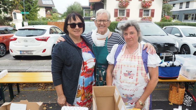Conny, Heidi und Maria kümmerten sich um das Kuchenbuffet.