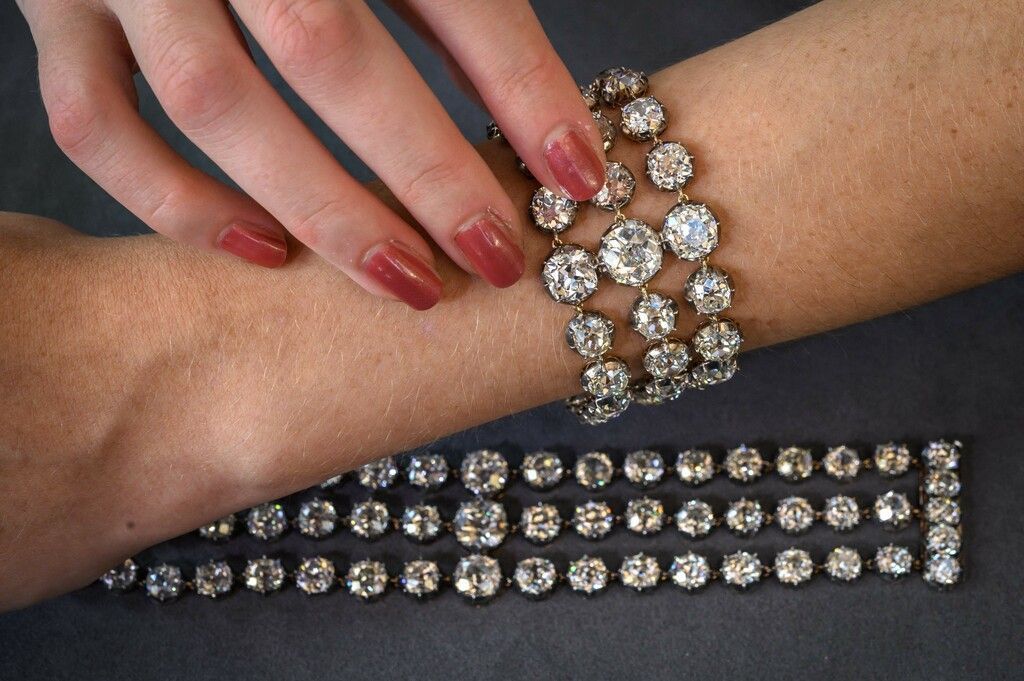 Marie-Antoinettes Diamant-­Armbänder unter dem Hammer