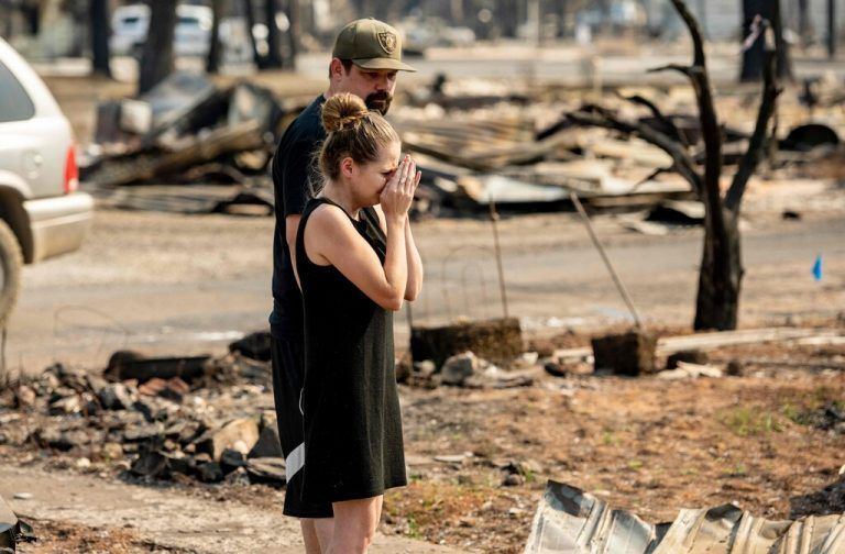 Das „Dixie-Feuer“ in Greenville in Kalifornien hat einen Großteil der Häuser vernichtet. Auch Riley Cantrell ist sichtlich betroffen. AFP
