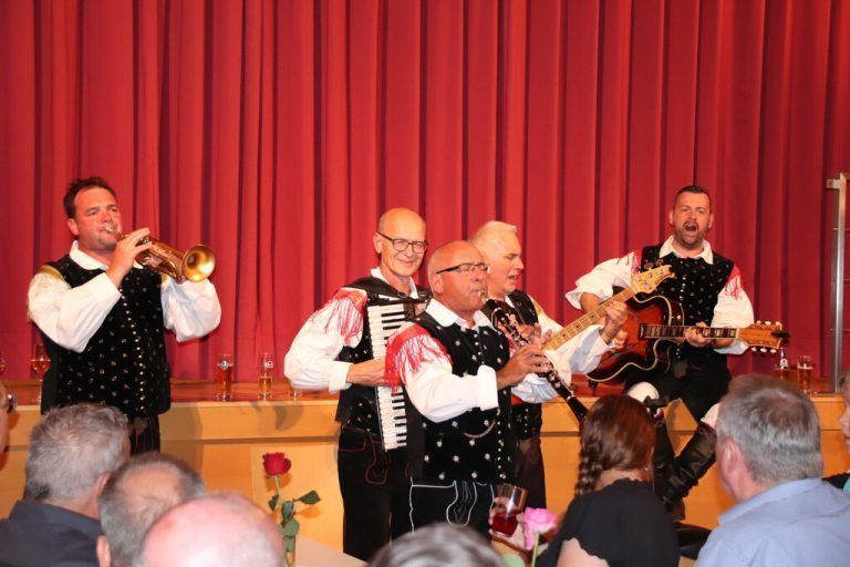 Das Ensemble „KrainerBluat“ sorgte für viel Stimmung im Saal.