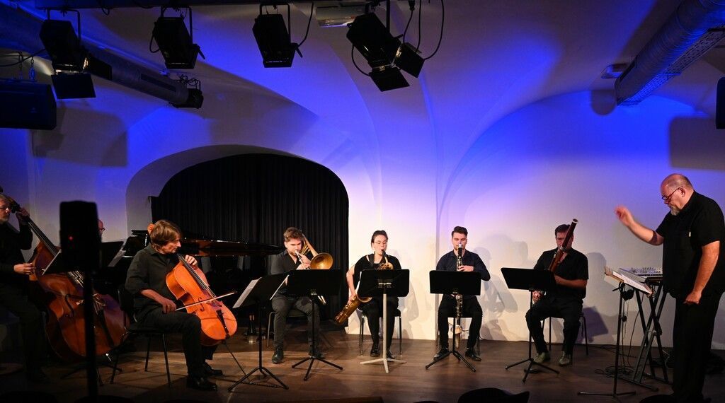 Den farbigen Klang zeitgenössischer Musik verdeutlicht