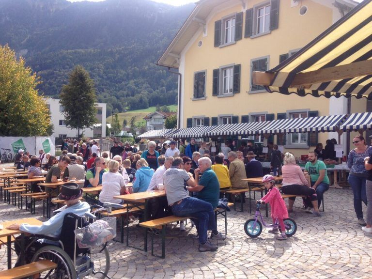 Der Alpabtrieb mit gleichzeitigem Käsemarkt ist in Nenzing alljährlich ein Volksfest.EM