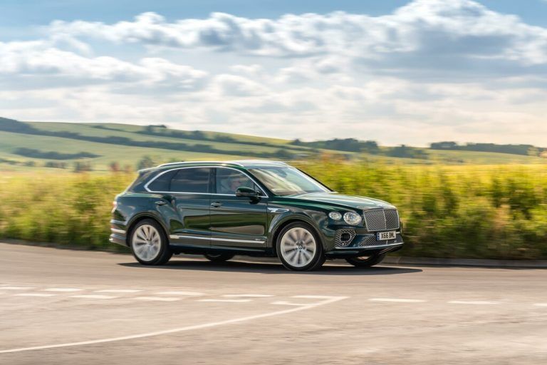 Der Bentayga, Bentleys junger Luxusklasse-SUV, ist in einer zusätzlichen Plug-in-Hybrid-Version orderbar. Das Antriebssystem setzt sich zusammen aus einem 3,0-Liter-V6-Turbobenziner, einem Strommotor und einem 17,3-kWh-Akku. Das ergibt 449 PS und 700 Nm sowie eine E-Reichweite von bis zu fünfzig Kilometern (lt. WLTP). Der Preis des Nobel-Teilzeitelektrikers: ab 203.880 Euro.