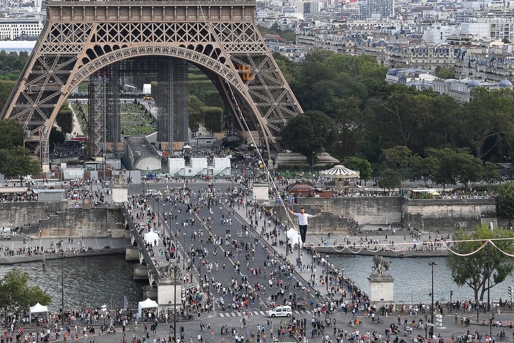 Ein spektakulärer Hochseilakt in Paris