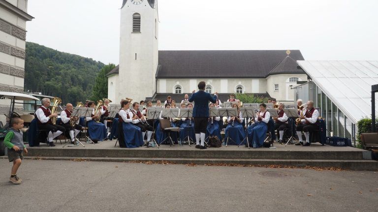Der Musikverein Gisingen spielte für die Pfarrheimsanierung am Sebastianplatz auf. <span class="copyright">Heilmann</span>